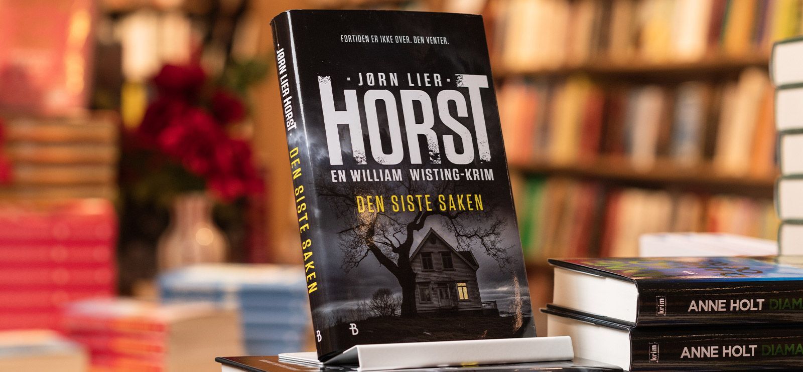 Bilde av boken Den siste saken av Jørn Lier Horst i en bokhandel. Bakgrunnen er blurred.
