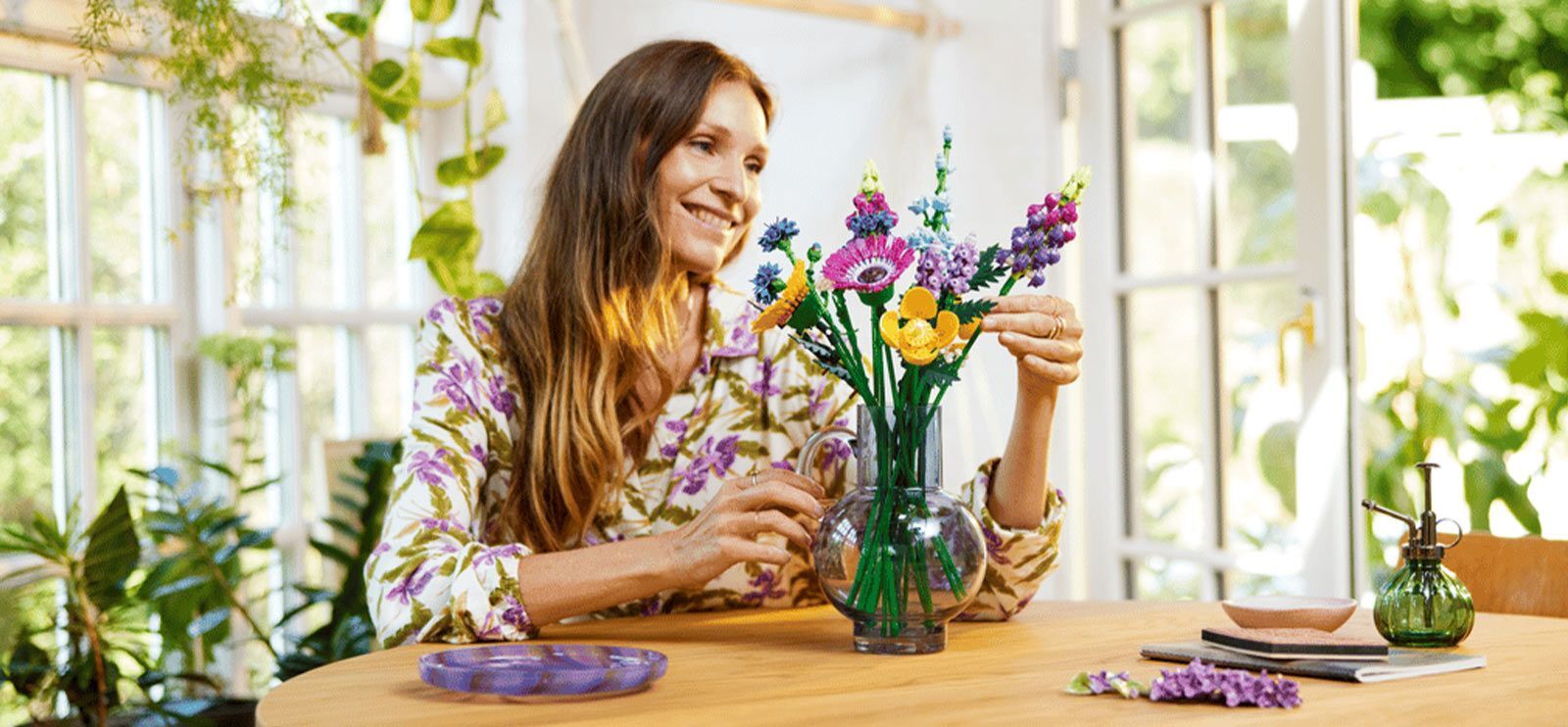 Kvinne med LEGO-bukett.