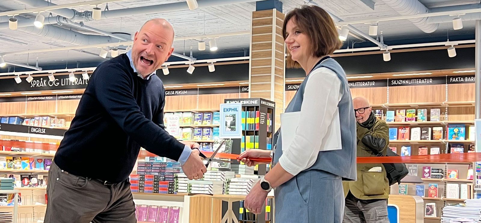 Norli-direktør Johan Baklund klipper snoren sammen med prorektor Åse Gornitzka.