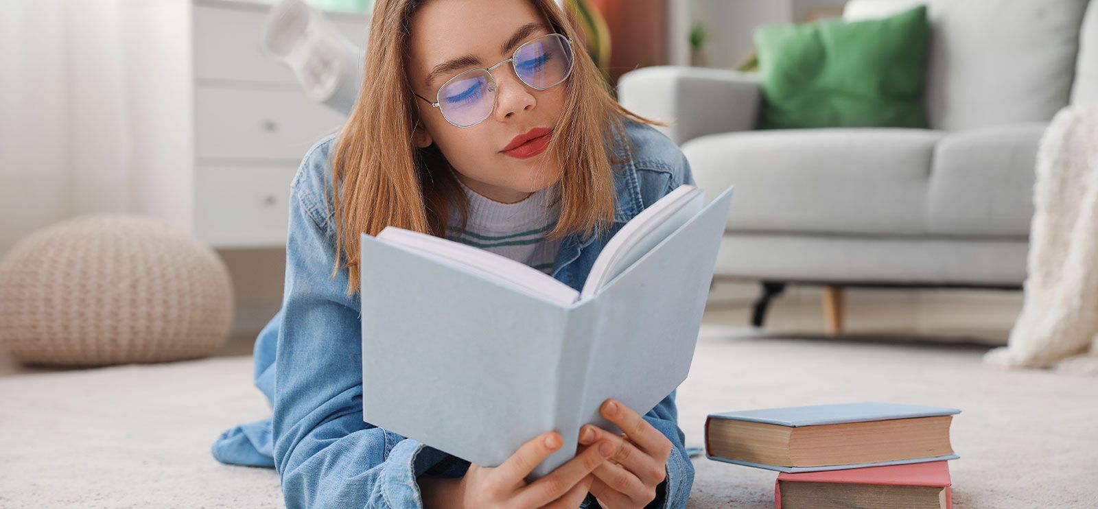 Drøm deg bort i en god bok. Foto: Pixel-Shot