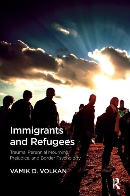 Bilde av Immigrants And Refugees Av Vamik D. Volkan