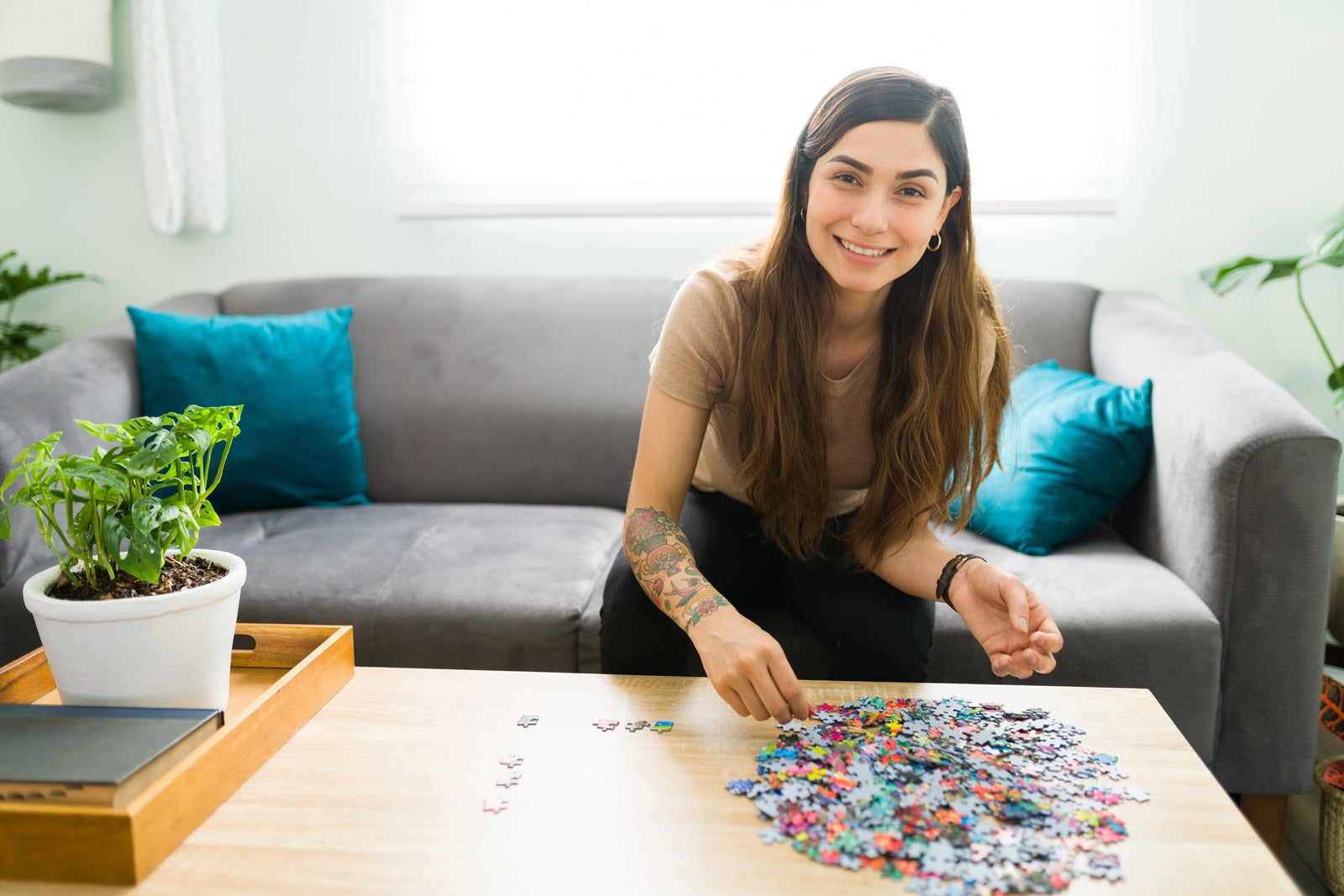 Puslespill Dame som legger puslespill. Foto Adobe Stock