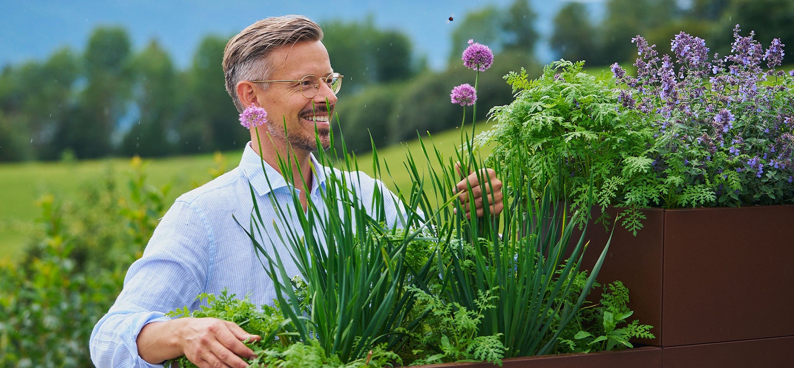 Krukkedilla Mann med briller som dyrker planter