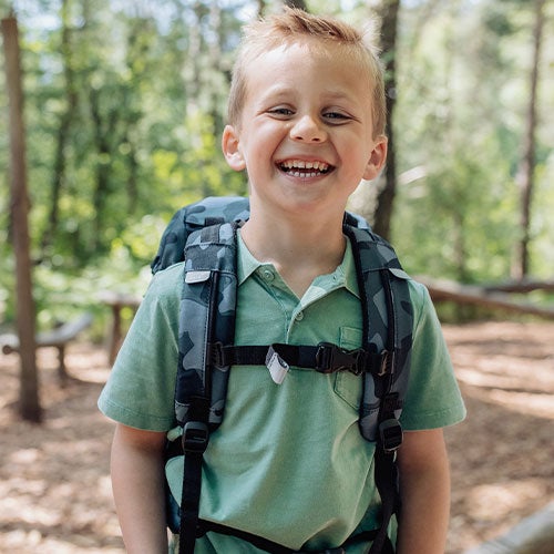 1. klassesekk Smilende gutt med sekk