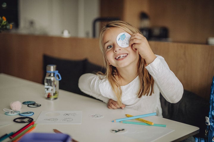 Sekker og skolesaker Jente som tegner